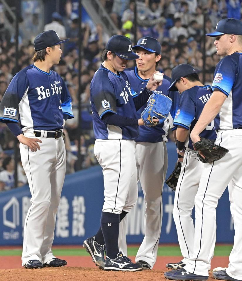 　５回、ＤｅＮＡに逆転を許し所在なさげな隅田（左から２人目）＝撮影・持木克友