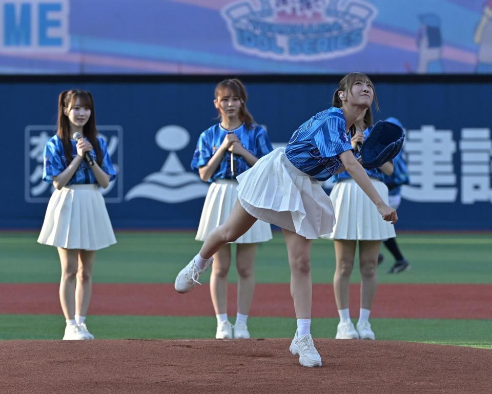 　セレモニアピッチを務める＝ＬＯＶＥ・瀧脇笙古＝１８日