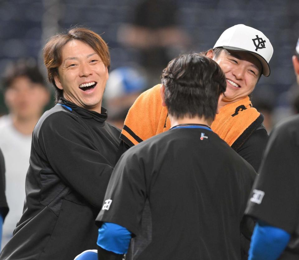 　試合前、田中瑛（右）に抱きつく宮西＝１８日