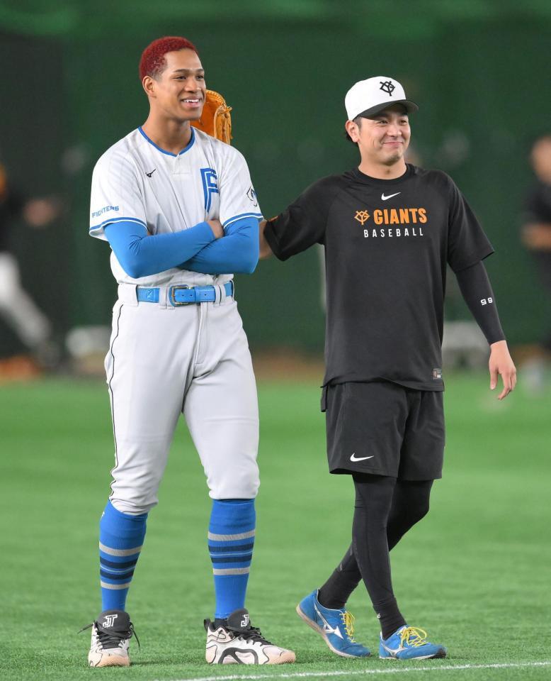 　試合前、談笑する万波（左）と石川（撮影・伊藤笙子）