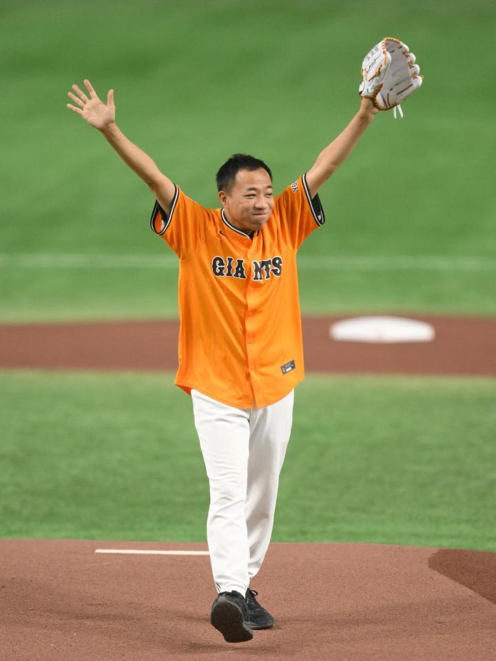 試合前のセレモニアルピッチに登場したナイツ・塙宣之（撮影・伊藤笙子）