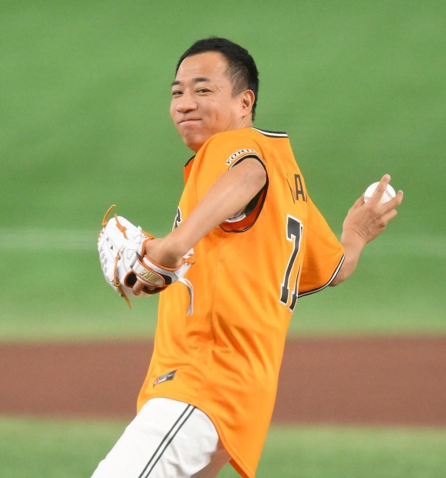 試合前のセレモニアルピッチに登場したナイツ・塙宣之（撮影・伊藤笙子）