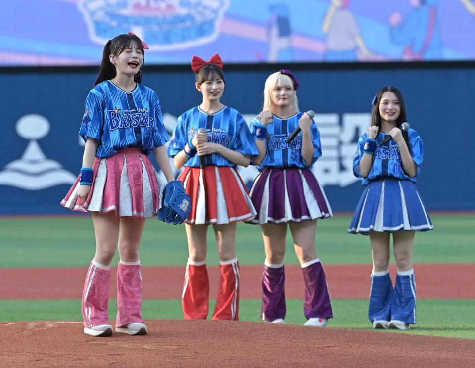 　セレモニアルピッチを務めるＣＡＮＤＹ　ＴＵＮＥ・村川緋杏（撮影・持木克友）