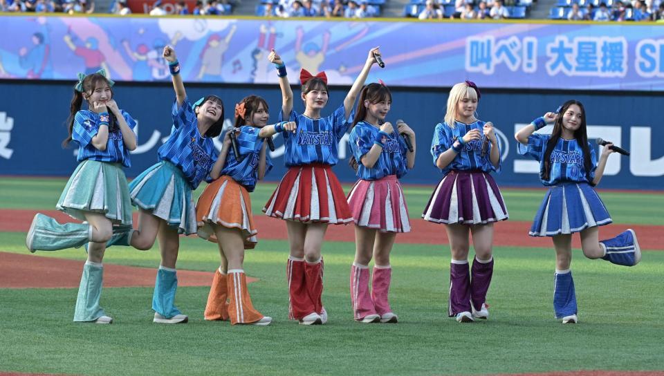 　ミニライブを行うＣＡＮＤＹ　ＴＵＮＥ（撮影・持木克友）