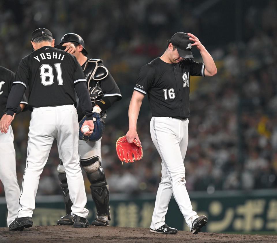 　７回途中で降板する種市（右）＝撮影・飯室逸平