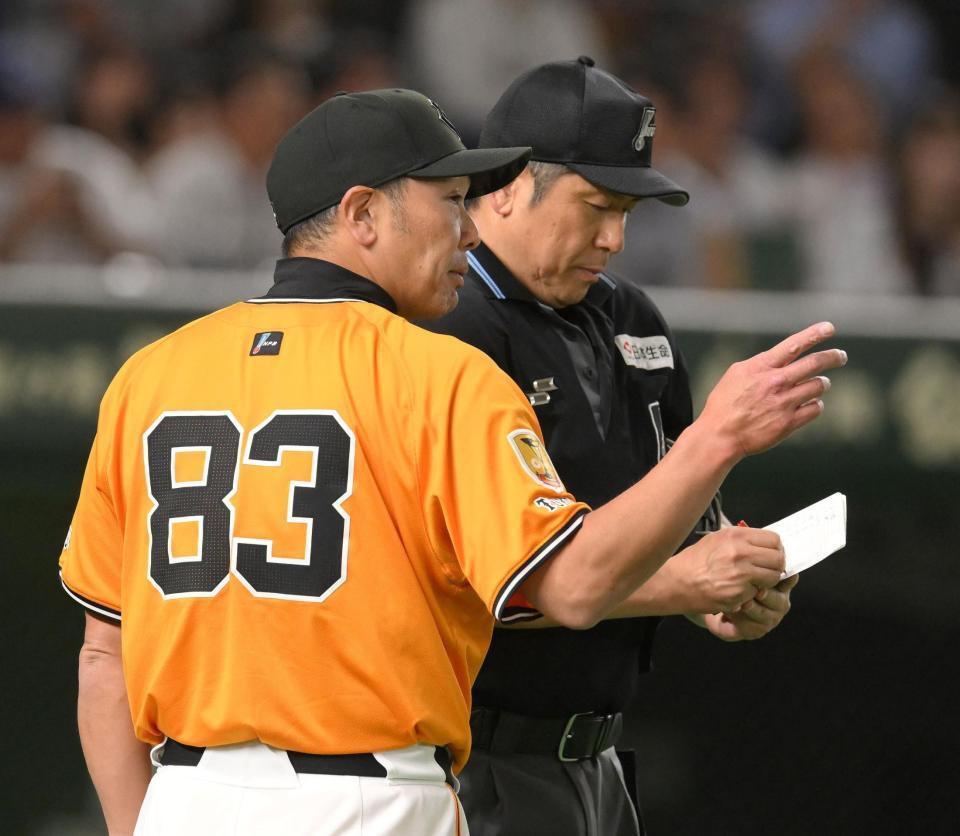 　５回を終え、バッテリーの交代を告げる阿部監督（撮影・伊藤笙子）