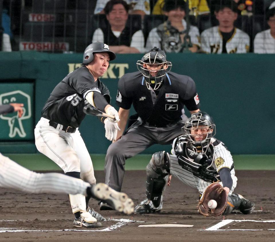 　６回、空振り三振に倒れる寺地（撮影・立川洋一郎）