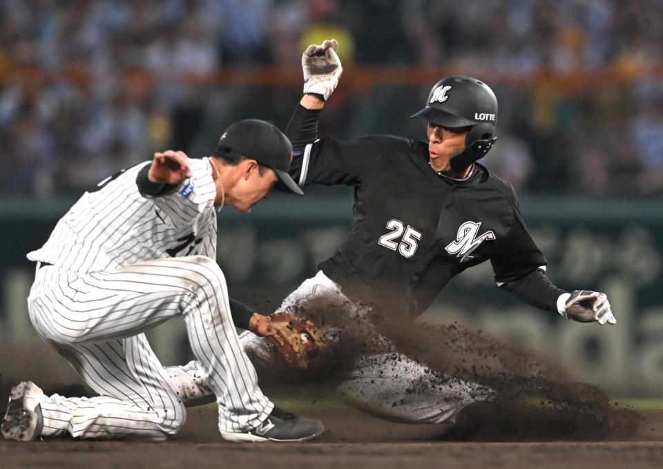 　５回、二盗を狙うもアウトになる岡。遊撃手は小幡（撮影・飯室逸平）