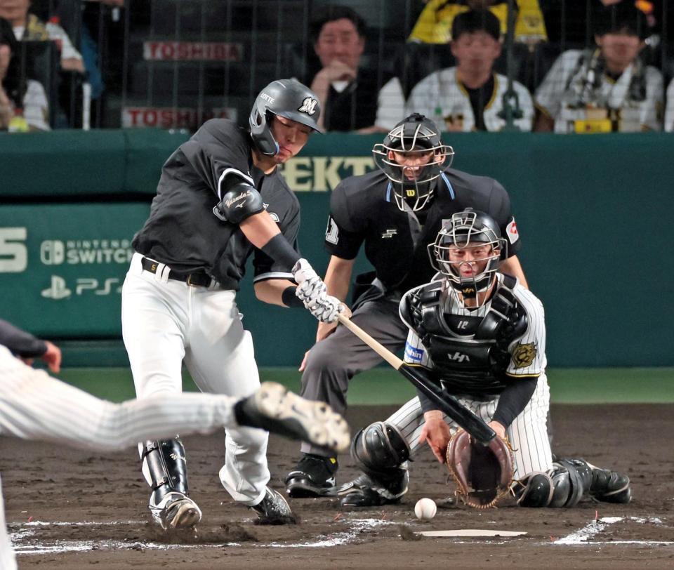 　７回、空振り三振に倒れる安田（撮影・立川洋一郎）