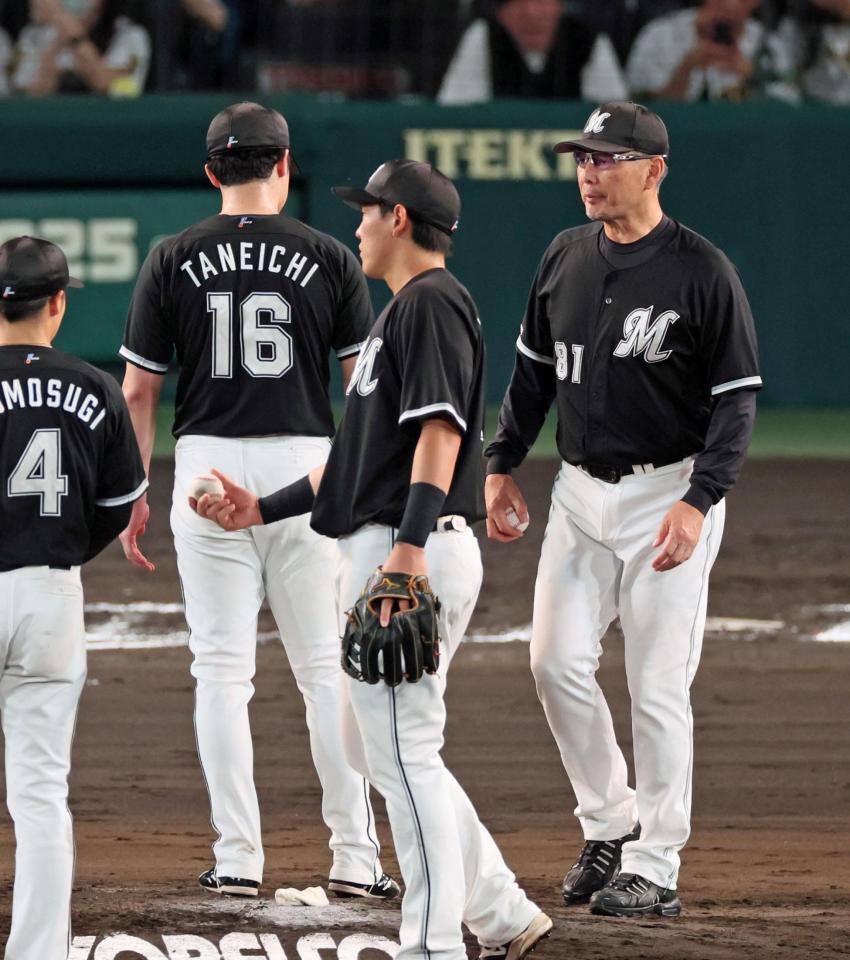 　７回、２点目を失った種市（１６）を降板させる吉井監督（右）＝撮影・立川洋一郎