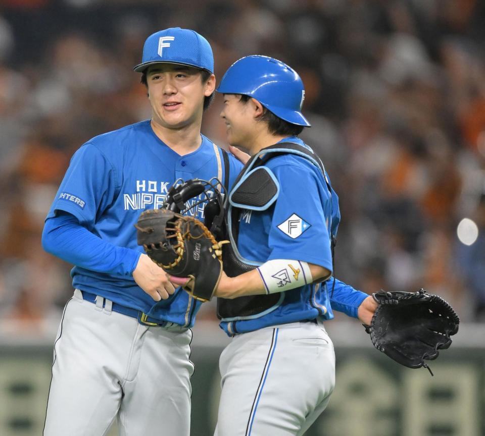 　ノーヒットノーランを逃したものの完投勝利を挙げた北山（左）と田宮のバッテリー（撮影・伊藤笙子）