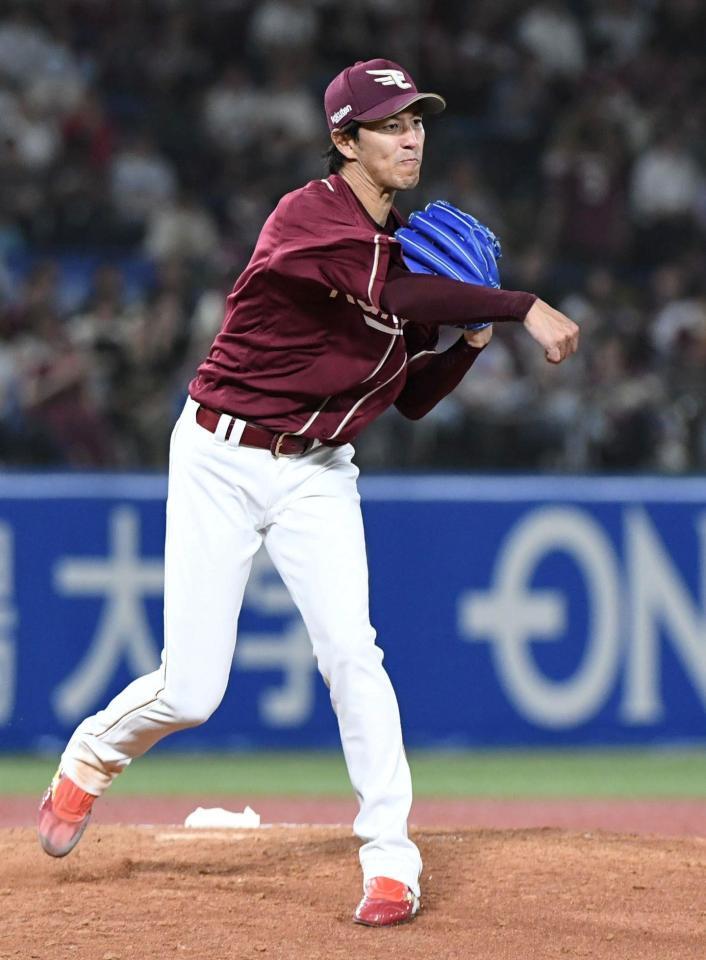 　７回、武岡を投直に仕留め一塁へ送球し併殺とする岸（撮影・佐藤厚）