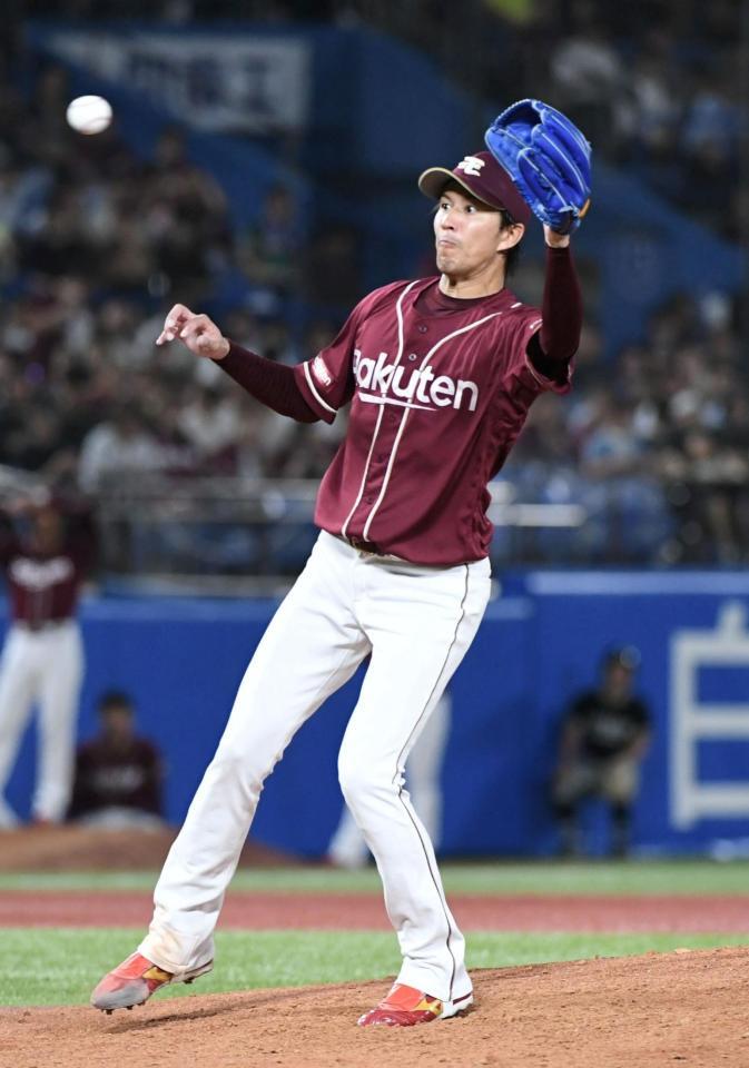 　７回、武岡を投直に仕留め一塁に送球し、併殺とする岸（撮影・佐藤厚）