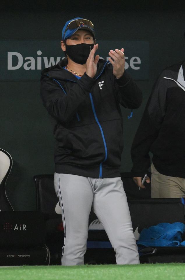 　３回、田宮の中犠飛で追加点を挙げ、手をたたく新庄監督（撮影・伊藤笙子）