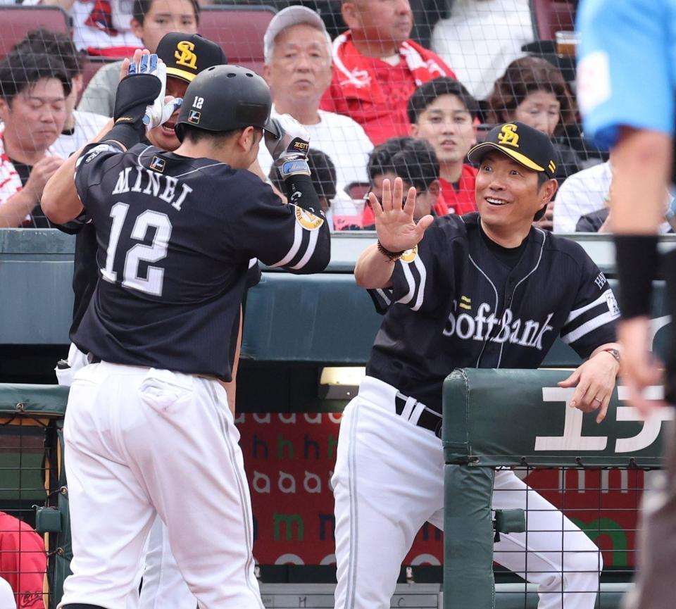 　１回、左中間席への２ランを放った嶺井（左）を出迎える小久保監督撮影・市尻達拡）