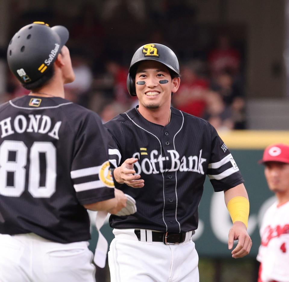　１回、左中間への２点タイムリー二塁打を放ち、笑顔を見せる栗原（撮影・市尻達拡）