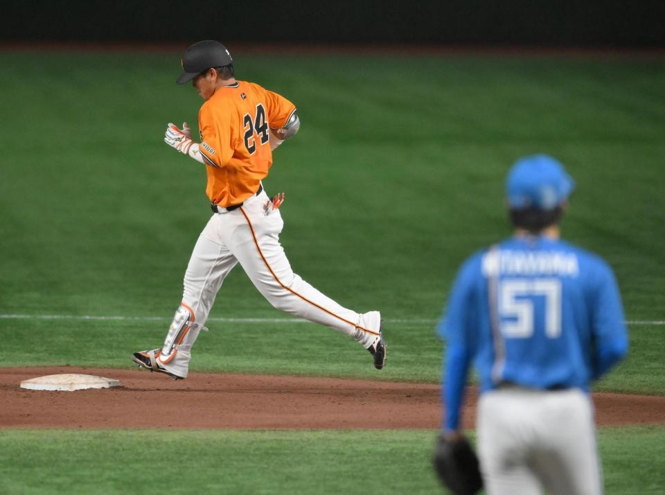 　９回、北山（手前）から無安打試合を阻止する右越えソロを放った大城卓（撮影・伊藤笙子）