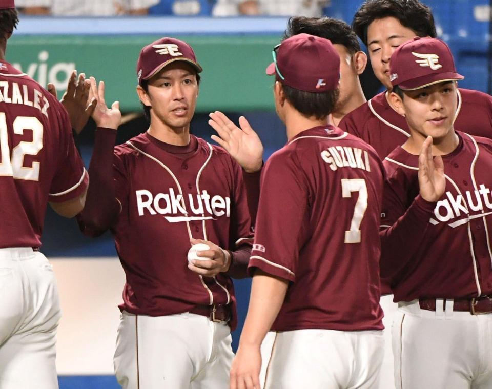 　ウイニングボールを手にナインを出迎える岸（左）＝撮影・佐藤厚