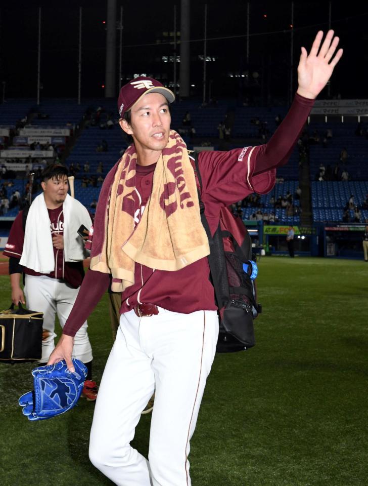 　４勝目を挙げ、歓声に応える岸（撮影・佐藤厚）