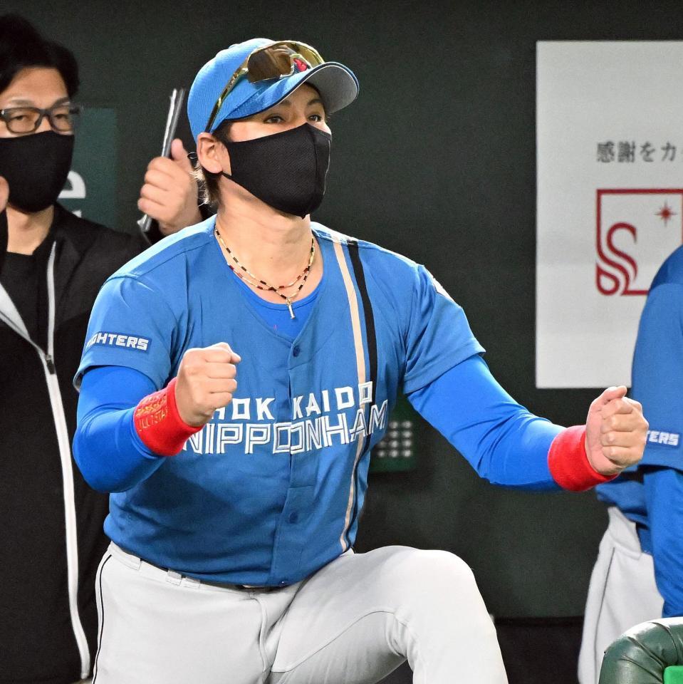 ９回裏、試合を見つめる新庄監督