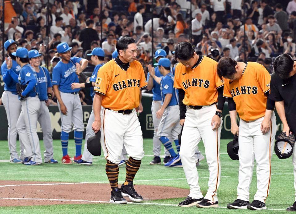 日本ハムに敗れ、厳しい表情の阿部監督（中央）ら
