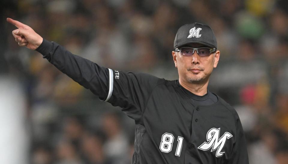 　選手交代を終え、ベンチに戻る吉井監督（撮影・飯室逸平）