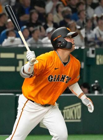 　９回、右越えソロを放つ大城卓