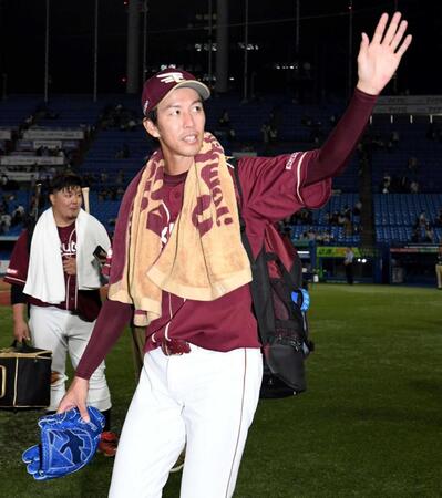 　４勝目を挙げ、歓声に応える岸（撮影・佐藤厚）