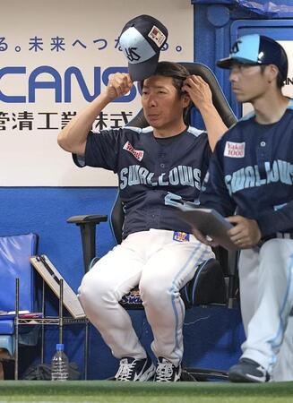 　９回、渋い表情で試合を見守る高津監督