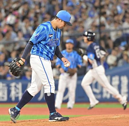 　６回、長谷川（右）に左越え本塁打を打たれた東（撮影・持木克友）