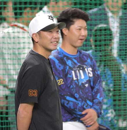 　中大の後輩の古賀（右）と笑顔で話す阿部監督（撮影・西岡正）