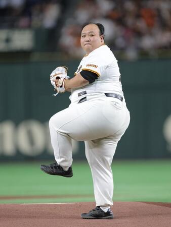 　ファーストピッチを行うママタルトの大鶴肥満（撮影・西岡正）