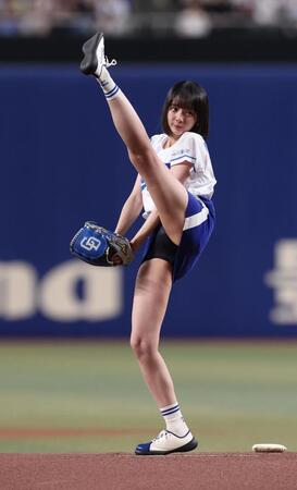 　始球式を務めた岡田紗佳（撮影・佐々木彰尚）