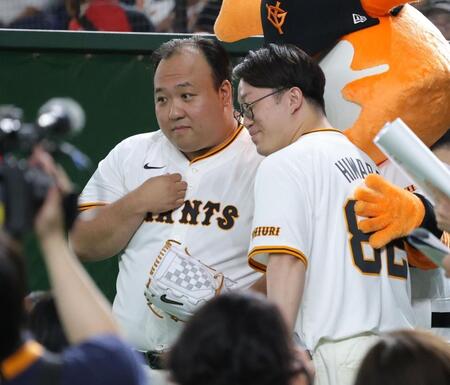 　ポーズを決めるママタルトの大鶴肥満（左）と檜原洋平（撮影・西岡正）