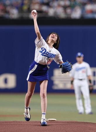 　始球式を務めた岡田紗佳（撮影・佐々木彰尚）