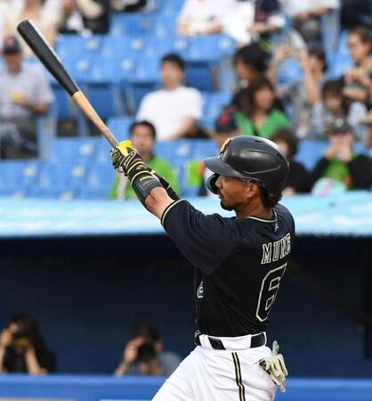 　１回、宗は右越えに１号先制２ランを放つ（撮影・佐藤厚）