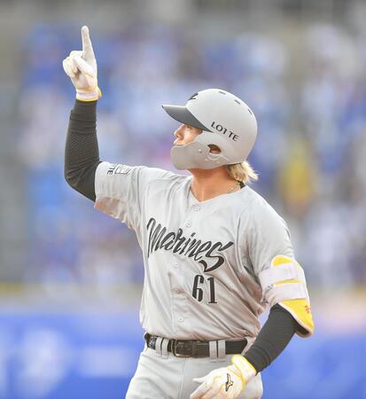 　１回、先制の左前適時打を放ちポーズを決める山本（撮影・開出牧）