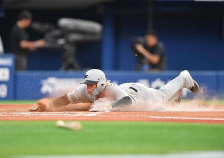 　１回、西川の左前適時打で二塁からヘッドスライディングで生還する山本（撮影・開出牧）