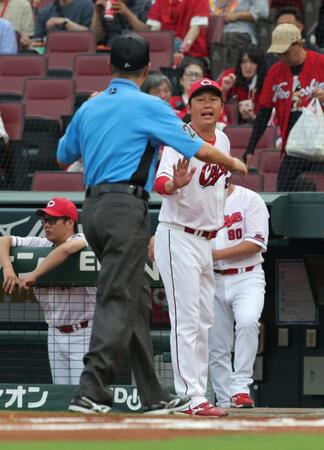 　１回、村林の判定をめぐり審判に抗議する新井監督（撮影・坂部計介）