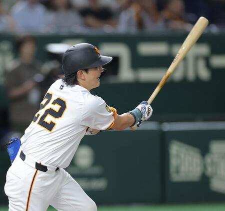 　６回、中前に勝ち越し打を放つ小林（撮影・西岡正）