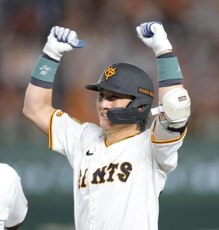 　６回、勝ち越し打を放ち、ベンチへ向かってガッツポーズの小林（撮影・西岡正）