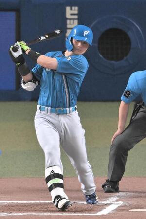 　６回、清宮幸が先制の右犠飛を放つ