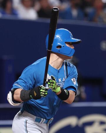 　６回、清宮幸は右犠飛を放つ（撮影・佐々木彰尚）