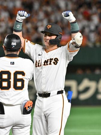 　６回、中前に勝ち越し打を放ちガッツポーズする小林