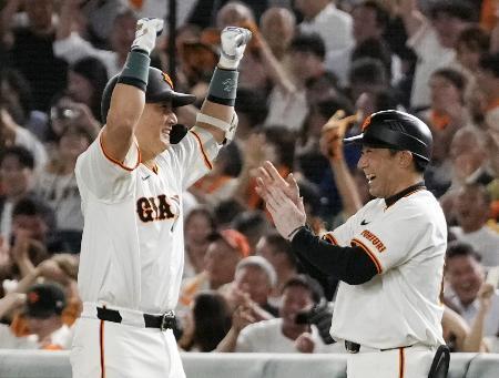 　６回、勝ち越し打を放ち、ガッツポーズする巨人・小林＝東京ドーム