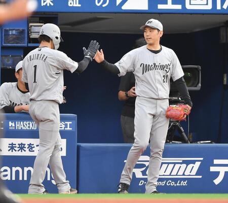 　１回、山本の左前適時打で先制のホームを踏んだ藤原（左）とタッチを交わす石川柊（撮影・開出牧）