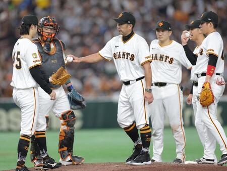 　７回、登板した田中（左）にマウンドを託す阿部監督（中央）＝撮影・西岡正