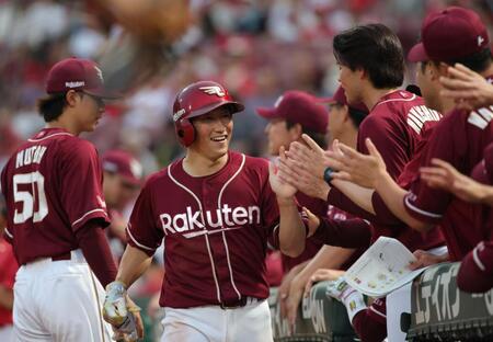 　４回、ゴンザレスの中前打で生還した小深田を迎える楽天ベンチ（撮影・坂部計介）