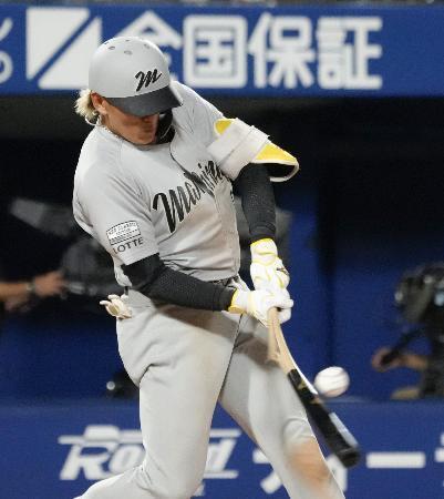 　８回ロッテ１死、山本がバットを折りながらも、左前にこの試合４安打目を放つ＝横浜