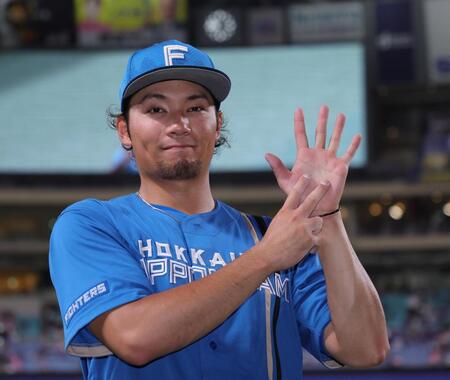 　中日に勝利しポーズをとる伊藤
